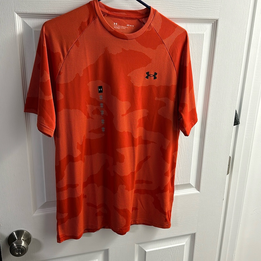 New with sticker on shirt. Never worn Under Armour men’s medium t shirt.